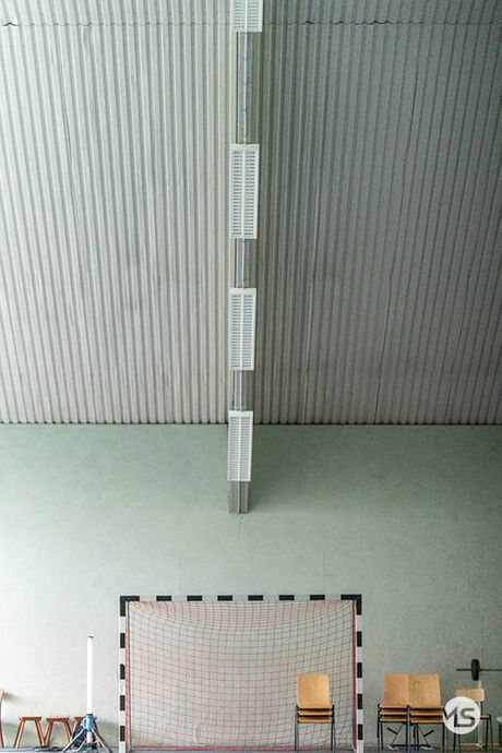 Erneuerte Hallenbeleuchtung in einer Turnhalle bei einem Elektro-Einsatz von Marquardt & Streck