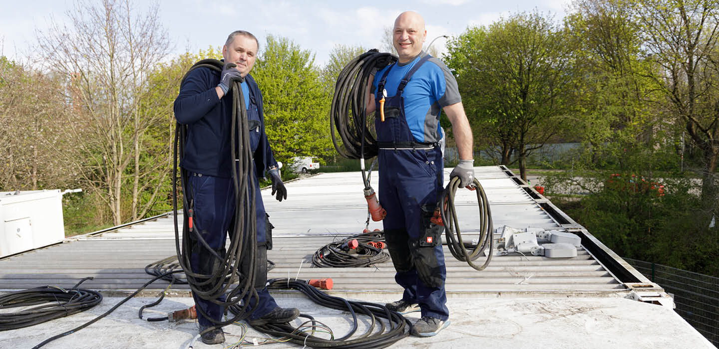 Elektro-Team von Marquardt & Streck verlegt Starkstromkabel auf einem Dach in Hamburg | Stellenangebot für Elektromeister