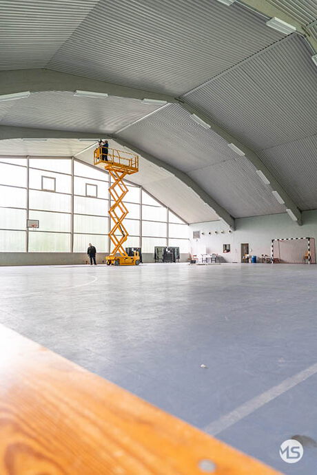 Hebebühne in einer Turnhalle bei einem abwechslungsreichen Elektriker-Job von Marquardt & Streck