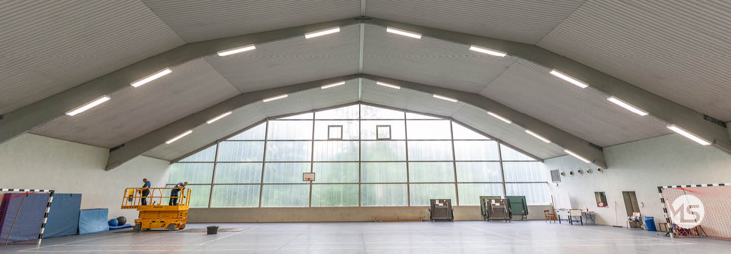 Turnhalle mit neuer Hallenbeleuchtung nach einem Elektrotechnik-Einsatz von Marquardt & Streck
