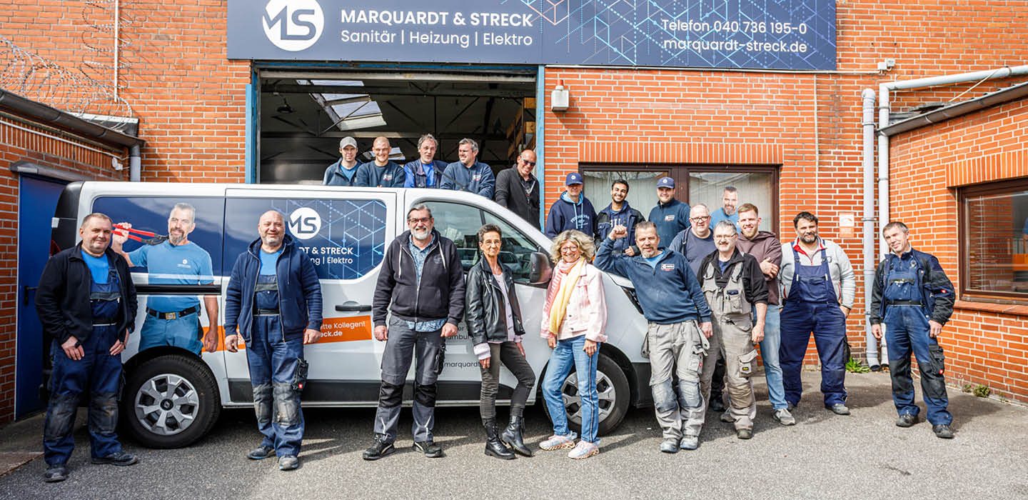 Team von Marquardt & Streck vor dem Firmengebäude in Hamburg-Billstedt