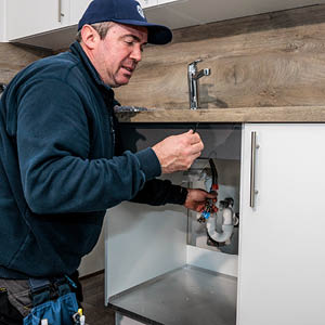 Anschlüsse im Unterschrank: Siphon und Zuläufe in der Montage.