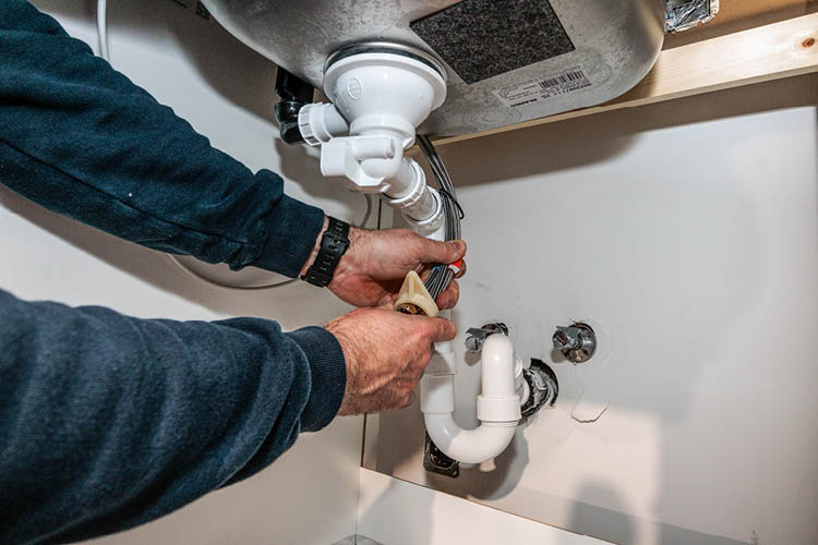 Anschluss einer Einheit im Unterschrank bei gewerblichen Kunden – sauber verlegt.