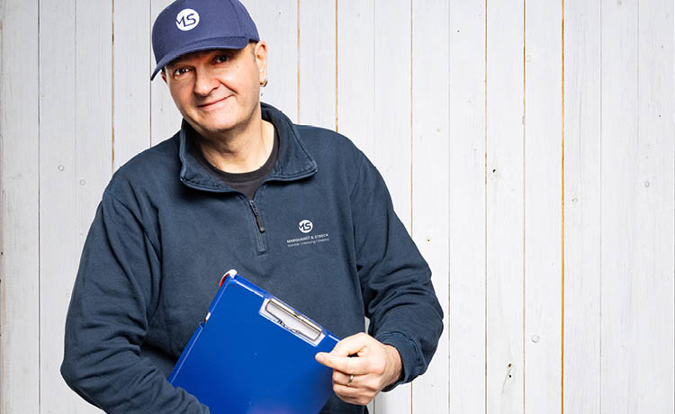 Ansprechpartner Christian Marquardt Geschäftsführung SHK mit Unterlagen - SHK-Karriere Hamburg