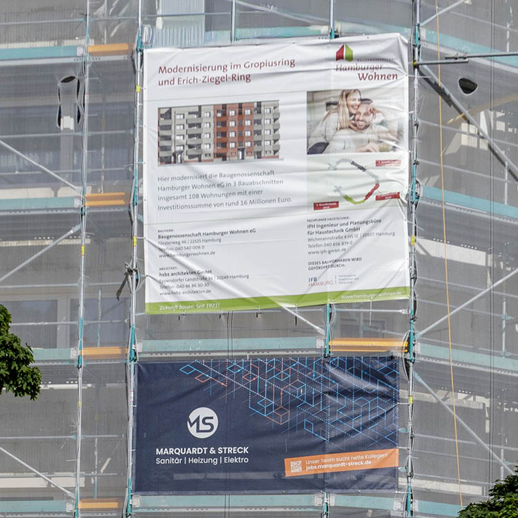 Baustelle in Hamburg mit Marquardt & Streck Banner am Gerüst.