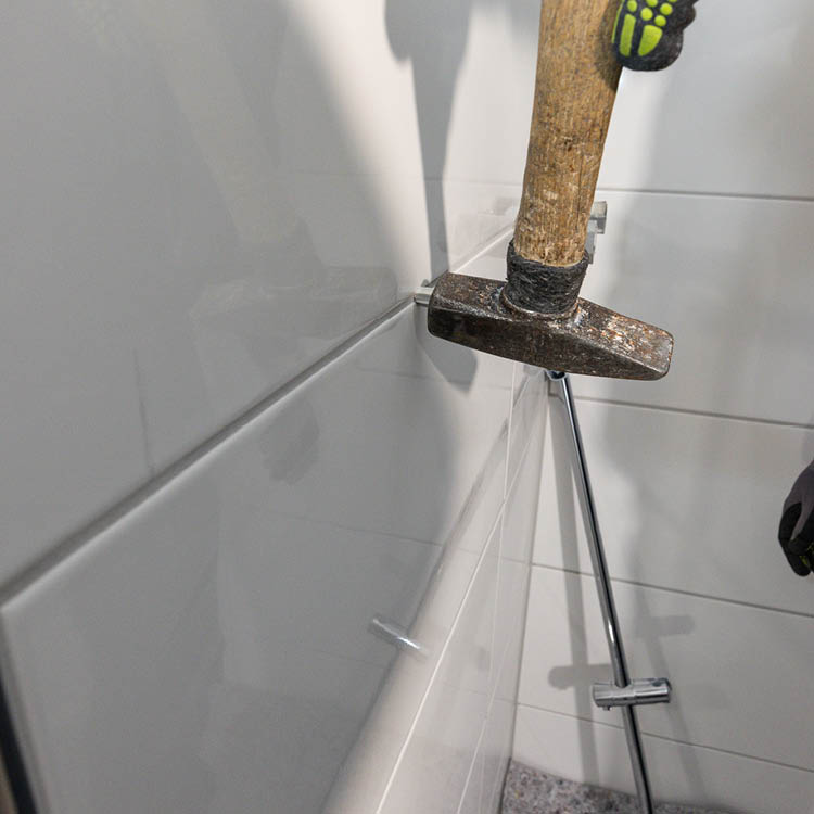 private Kunden | Befestigungsarbeit an gefliester Wand – präzise Ausführung.