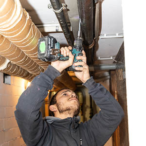 Bohren/Verschrauben unter der Kellerdecke – Überkopfarbeit.