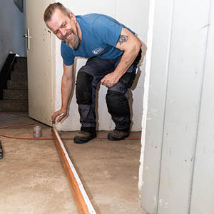 Dichtfuge entlang einer Rohrtrasse – sauberer Abschluss.