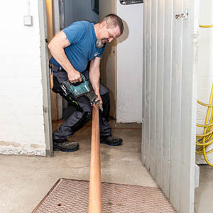 Kupferrohr zuschneiden im Keller – kräftiger Einsatz.