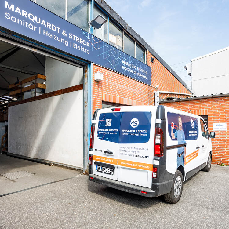 Servicefahrzeug mit Branding am Standort Billstedt.