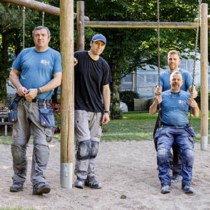 Team beim sozialen Einsatz auf einem Spielplatz.