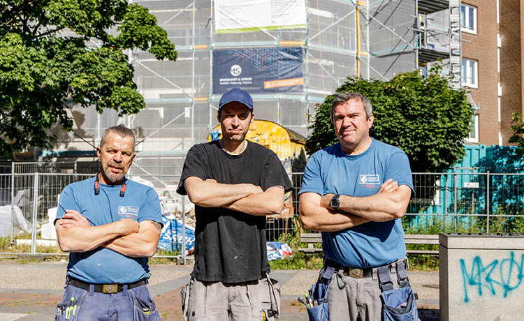 Drei Kollegen vor Gerüst in Hamburg – Schnellbewerbung