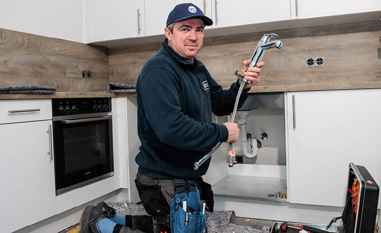 Teamarbeit bei der Montage – Anlagenmechaniker SHK in Hamburg