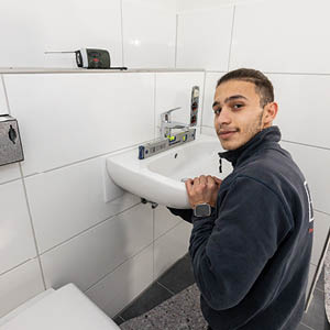 Waschbecken mit Wasserwaage ausrichten und befestigen.