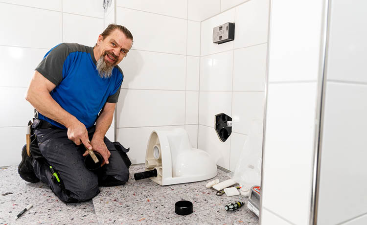 SHK-Geselle montiert ein WC-Vorwandelement/Unterputz-Spülkasten im Bad in Hamburg-Billstedt.